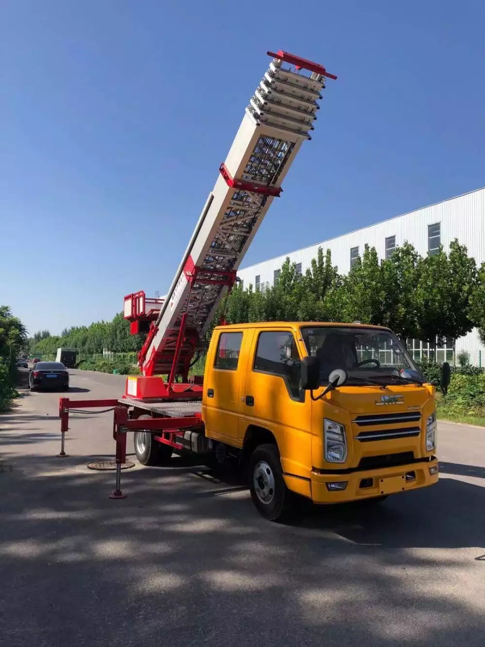 鄢陵附近的云梯车出租服务：轻松解决高空作业需求